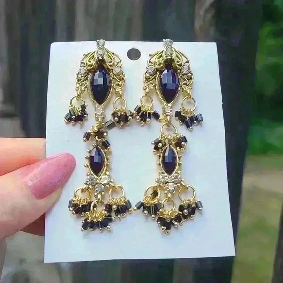 Vintage Gold-toned black stone and clear rhinestones earrings - Picture 5 of 17